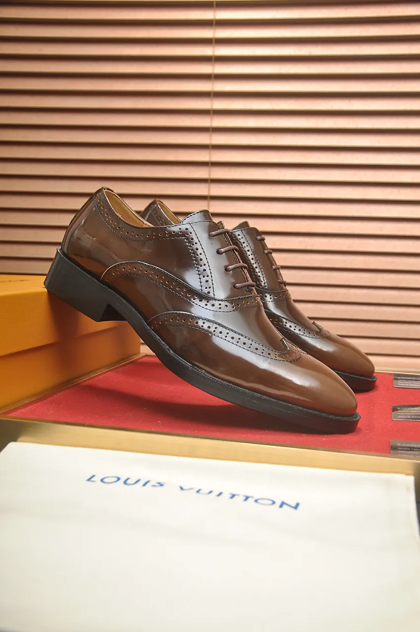 Men's men's shoes 💰500💶 [LV] (original single cowhide lining) 🍀LV's latest genuine leather business suit shoes are launched simultaneously on the official website. The first-layer cowhide imported from Italy is made of heavy gold, 💥official website 1:1 rubber outsole. Versatile to wear, high-end without losing class, and the color combination is extraordinary. This four-season style is alluring when worn on your feet, showing off your big-name flair. Standard code 38-45 (45 customized)